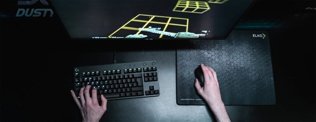 Dusty Mælir með. Logitech G lyklaborð og ELKO músamotta
